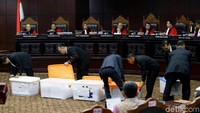 Dari sidak itu, masih terdapat bukti di kontainer box yang belum diverifikasi. Oleh sebab itu, MK memberikan waktu hingga pukul 12.00 WIB untuk memilah-milah alat bukti itu.