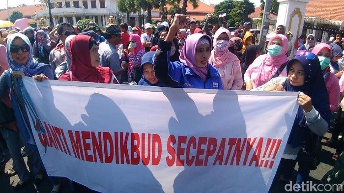 Ada Spanduk Ganti Mendikbud Secepatnya Dalam Demo Ppdb Di Surabaya