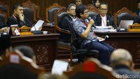 Dia menyebut KPU menetapkan jumlah petugas terkait situng sebanyak 25 orang. 