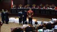 Hari ini, sidang lanjutan sengketa Pilpres 2019 kembali berlangsung di Mahkamah Konstitusi (MK). Sidang kali ini beragendakan memeriksa alat bukti yang disodorkan para pihak.