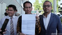 Selain tim kuasa hukum Fahri Hamzah, pihak tergugat juga dipanggil hari ini untuk menjalankan eksekusi. Adapun tergugat I yang dipanggil adalah Dewan Pengurus Pusat PKS Abdul Muiz Saadih; tergugat II Hidayat Nur Wahid, Surahman Hidayat, Abdi Sumaithi, dan Abdul Muiz Saadih, serta tergugat III Dewan Pengurus Pusat PKS Mohamad Sohibul Iman.