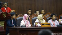 Listiani (kiri) membeberkan dugaan ketidaknetralan kepala daerah terkait Pilpres 2019. Listiani melaporkan gubernur Jawa Tengah dan 32 kepala daerah di Jateng pada Januari 2019.