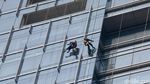 Aksi Bertarung Nyawa Pembersih Kaca Gedung Pencakar Langit
