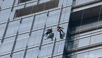 Para petugas itu bekerja hanya dengan menggunakan seutas tali pengikat atau access rope meski diterpa hembusan angin yang cukup kencang. Sebagai informasi, pekerjaan tersebut juga sudah ada aturannya dan bersertifikat sesuai pemenaker no 9 tahun 2016 tentang K3 dalam pekerjaan di ketinggian.