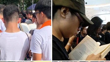 Meski sedang ada ujian, para siwsa di Hong Kong ini tetap ikut demo dan masih belajar di tengah kerumunan para demonstran. (Foto: Boredpanda)
