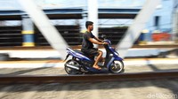 Aksi nekat tersebut dilakukan untuk memotong jalan terdekat.