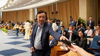 Ren bersiap maju ke depan untuk membicarakan situasi terkini Huawei. Foto: Reuters