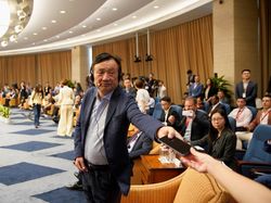 Tawa Lebar Pendiri Huawei di Tengah Kesulitan