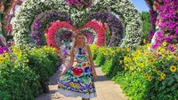 Di Dubai, dia juga menikmati waktu di taman bunga Dubai Miracle Garden. (cristinaszeifert/Instagram)
