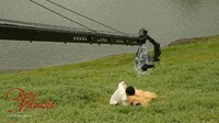 Salah satu adegan romantis di pinggir sungai antara Minke dan Annelies. Dok. Falcon Pictures