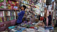 Menurut pengakuan warga mereka sengaja berbelanja alat tulis sekolah di pasar Asemka tersebut karena harganya yang cukup murah.