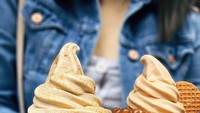 Selain minuman, cita rasa boba plus milk tea juga bisa dirasakan dalam bentuk soft serve ice cream. Begini nih tampilannya. Foto: Instagram chrisaoeats