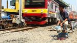 Bahaya! Perlintasan KA di Karet Ini Tak Berpalang Pintu