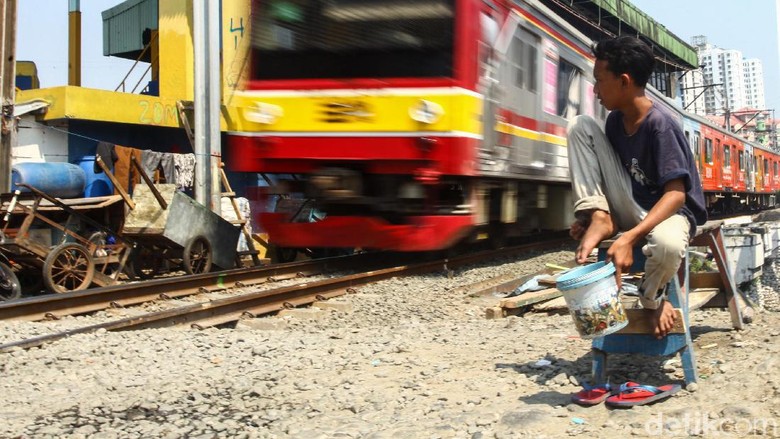 Bocah 10 Tahun Tewas Tertabrak KRL di Perlintasan Lenteng Agung Bocah 10 Tahun Tewas Tertabrak KRL di Perlintasan Lenteng Agung