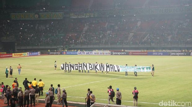 Massa membentangkan spanduk 'Jangan Bikin Malu Surabaya'