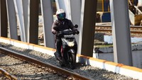 PT KAI juga sempat menutup dengan menggunakan besi agar tak dapat dilintasi, namun nyatanya pemotor kembali nakal.