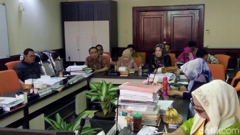 DPRD Surabaya Soroti Fasum dan Fasos yang Jadi Papan Reklame DPRD Surabaya Soroti Fasum dan Fasos yang Jadi Papan Reklame
