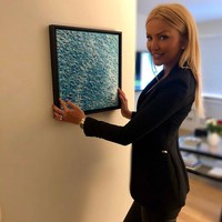 Cristina juga menjelaskan kenapa dirinya tidak pernah mengunggah foto atau video ketika dirinya melukis. Aku seorang model, seniman, psikolog dan publik figur, jadi imejku sangat penting. Jadi tentu saja aku tidak memperlihatkan foto diriku dengan baju yang kotor, ujarnya. Foto: Instagram @cristinaszeifert