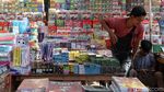 Berburu Alat Tulis Sekolah di Pasar Asemka
