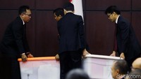 Dalam sidang lanjutan tersebut, hakim konstitusi Saldi Isra mengatakan semua bukti telah ditandai.