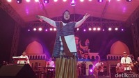 Nisa Sabyan pun mengawali penampilan perdananya di kota tersebut dengan lagu Deen Assalam.