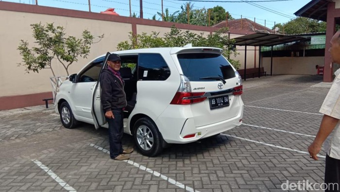 Salah satu terpidana yang dieksekusi, Bambang Eko Prabowo saat memasuki mobil jenis mini bus untuk menuju lapas Wirogunan, Rabu (19/6/2019).