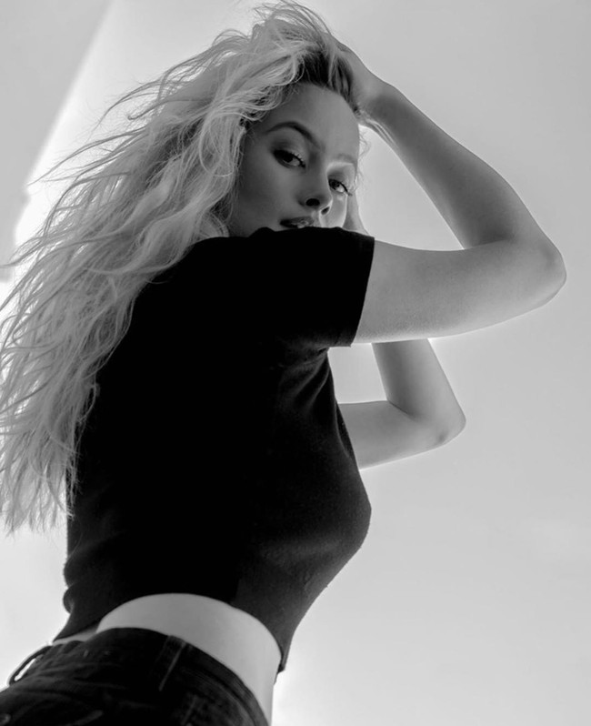 Simone yang mengaku memiliki payudara berukuran E+ cup justru merasa tidak nyaman dengan payudaranya yang besar. Ia mengeluh sering kali sakit punggung. Punya payudara besar itu mengesalkan, menyakitkan, membuat sakit punggung, tulisnya. Foto: Instagram/@moannn