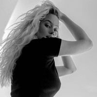 Simone yang mengaku memiliki payudara berukuran E+ cup justru merasa tidak nyaman dengan payudaranya yang besar. Ia mengeluh sering kali sakit punggung. Punya payudara besar itu mengesalkan, menyakitkan, membuat sakit punggung, tulisnya. Foto: Instagram/@moannn