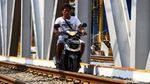 Duh! Pemotor Kembali Jajah Rel Kereta