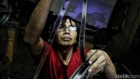 Danny menceritakan dirinya mulai bekerja sebagai proyeksionis di bioskop Grand Theater dan Mulia Agung Theater pada tahun 2008. Dani sendiri menceritakan sebelumnya telah memiliki pengalaman bekerja di beberapa bioskop tua di Garut yakni, bioskop Sumbersari dan Cikuray. 