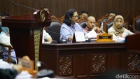 Sementara saksi lainnya, Tri Susanti, mengungkap keanehan soal DPT di lingkungan tempat tinggalnya di Surabaya. Dia bahkan mendapati ada lima nama misterius yang masuk daftar pemilih di rumahnya.