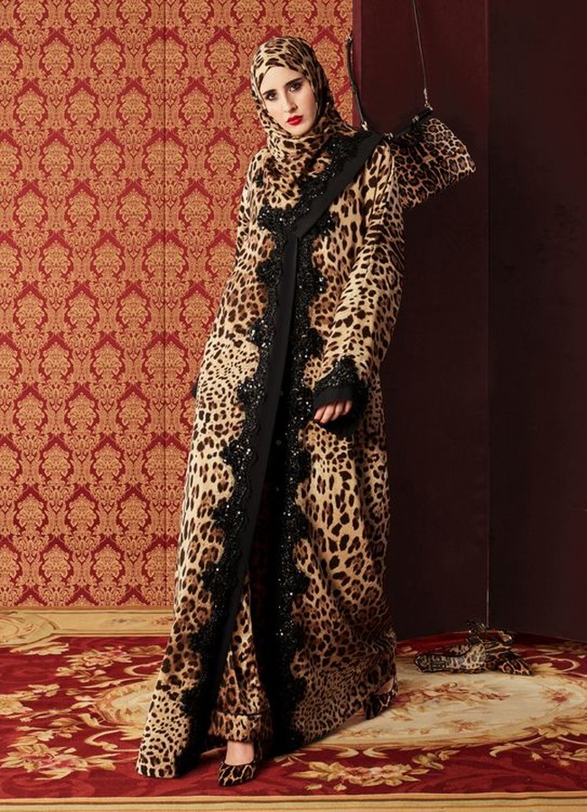 Abaya dengan model hoodie motif leopard ditambah lace berwarna hitam, membuat desain Abaya tampil berbeda. Foto: Dok. Harpers Bazzar Arabia