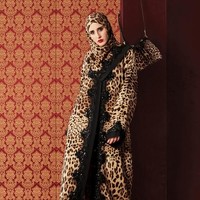 Abaya dengan model hoodie motif leopard ditambah lace berwarna hitam, membuat desain Abaya tampil berbeda. Foto: Dok. Harpers Bazzar Arabia