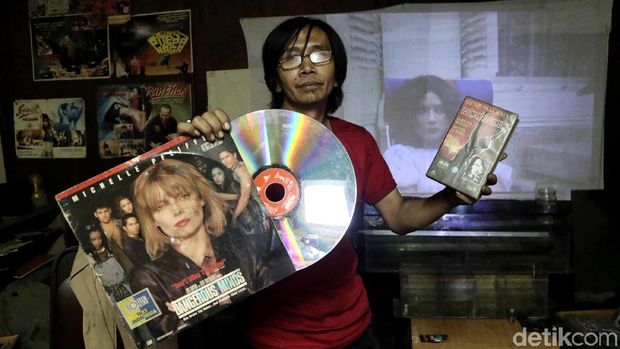 Inilah Danny Mulyana, orang dibalik layar ketika roll seluloid memvisualisasikan film yang pernah berjaya di dera 80-90-an.