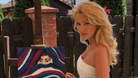 Karena banyaknya komentar miring ia pun menjelaskan bahwa dirinya memakai palet tersebut hanya sebagai properti untuk berfoto saja. Dok. Instagram/cristinaszeifert