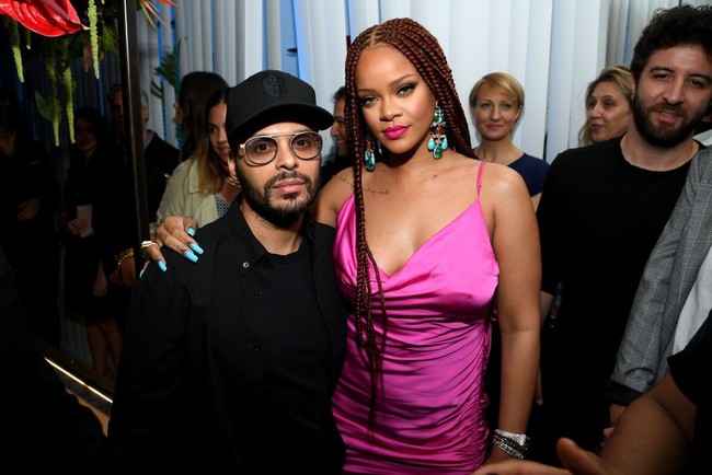 Bibir Rihanna pun dipoles lipstik pink terang yang dikombinasikan riasan smokey eyes bernuansa copper. Foto: Getty Images