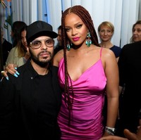 Bibir Rihanna pun dipoles lipstik pink terang yang dikombinasikan riasan smokey eyes bernuansa copper. Foto: Getty Images
