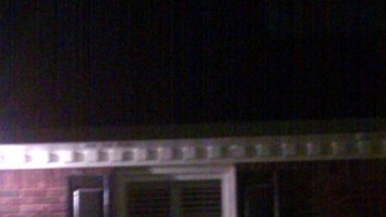 Saat tiba di rumah malam hari, saya kaget melihat sosok aneh berdiri di jendela, saya pun ketakutan dan memanggil polisi. Setelah diselediki ternyata merupkakan gantungan baju. (Foto: Boredpanda)