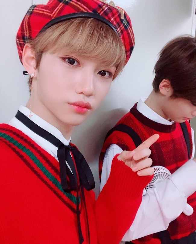 Walau tumbuh di Australia, Felix Stray Kids tidak melupakan latar belakangnya sebagai orang Korea. Selain mempelajari bahasa Korea, ia juga pemegang sabuk hitam olahraga taekwondo. Saat kecil, Felix bahkan banyak memenangkan medali pertandingan taekwondo. Foto: Instagram @realstraykids