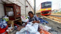 Darti (60) nampak beraktivitas di bantaran rel kereta api di kawasan Karet, Jakarta.