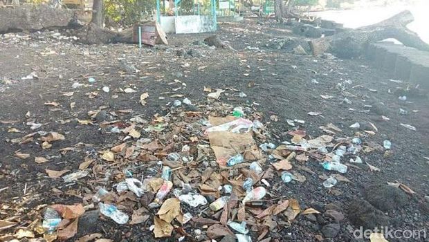 3 Pantai di Dompu NTB Penuh Sampah, Pemda Turun Tangan