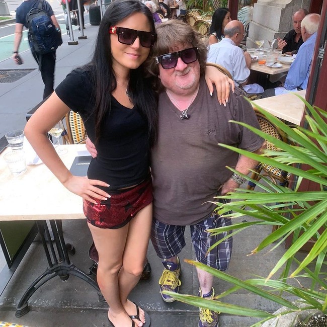 Pria 54 tahun itu memiliki masalah dengan tulangnya sehingga ia tumbuh jadi pria berubuh mini. Tingginya hanya sekitar 145cm.  Foto: Instagram