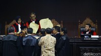 Saat menyerahkannya, komisioner KPU Hasyim Azhari mengatakan lembaran berbentuk amplop ini beragam bentuknya. 