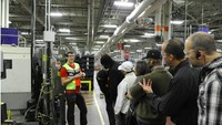 Turis dilarang merekam. Fotografi pun hanya diperbolehkan di Tour Center dan semua barang bawaan juga harus ditinggal (Harley Davidson)  