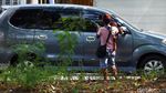 Aksi Pengamen Mencari Uang Sambil Gendong Anak
