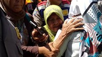Dalam situasi itu, Jokowi melihat seorang nenek bernama Mbah Chotijah yang rupanya ingin menyapa Jokowi. Jokowi kemudian meminta para ajudannya agar nenek itu diamankan dari dorongan warga lain dan diajak mendekat dengannya.