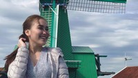 Setelah puas bermain di Paris, Ayu pun berkunjung ke Amsterdam, Belanda. (ayutingting92/Instagram)