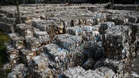 Berdasarkan data Lembaga Kajian Ekologi dan Konservasi Lahan Basah Ecoton, masuknya sampah dengan merk dan lokasi jual di luar Indonesia tersebut diduga akibat kebijakan China menghentikan impor sampah plastik dari sejumlah negara di Eropa dan Amerika.