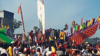 Tongkang yang diarak ukurannya 8x2 meter dengan tiang layar dari kontruksi dari kayu. Dinding kapal tongkang ini hanya dilipasi kertas berwana warni. (Chaidir/detikcom)