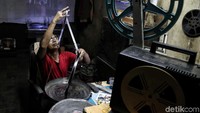 Mulai dari penyobek tiket, pengantar film, hingga akhirnya menjadi seorang proyeksionis. Beliau menuturkan masa-masa kecilnya memang banyak dihabiskan di bioskop.